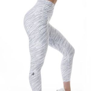 The Desa’ree II Swift legging: 23” galaxy white